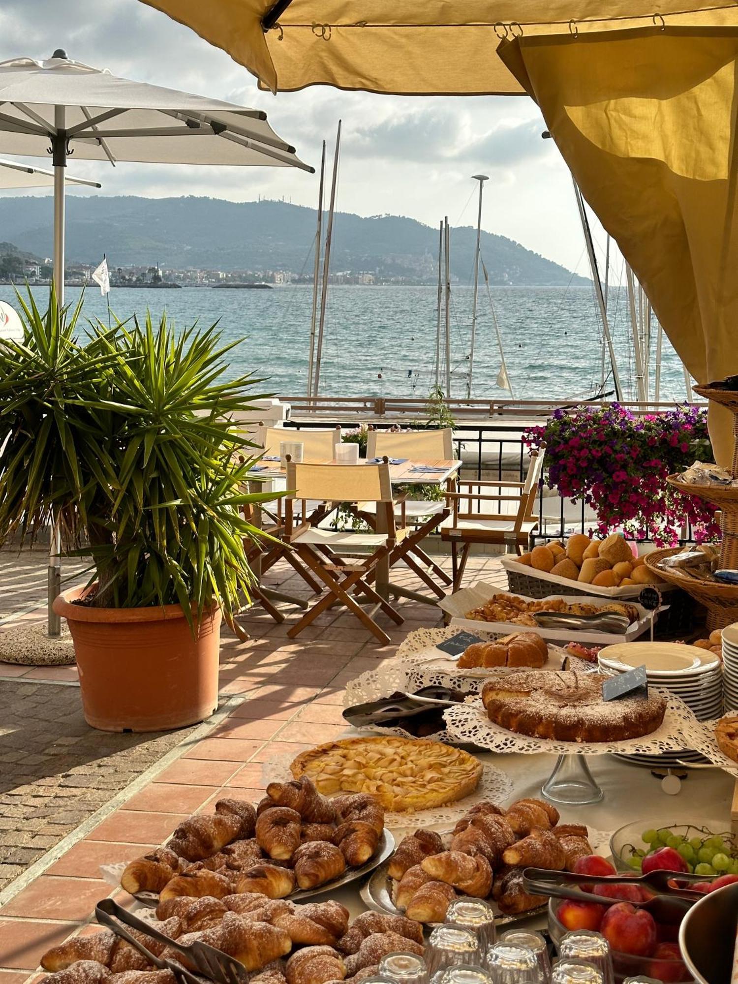 Hotel Golfo E Palme Diano Marina Exterior photo