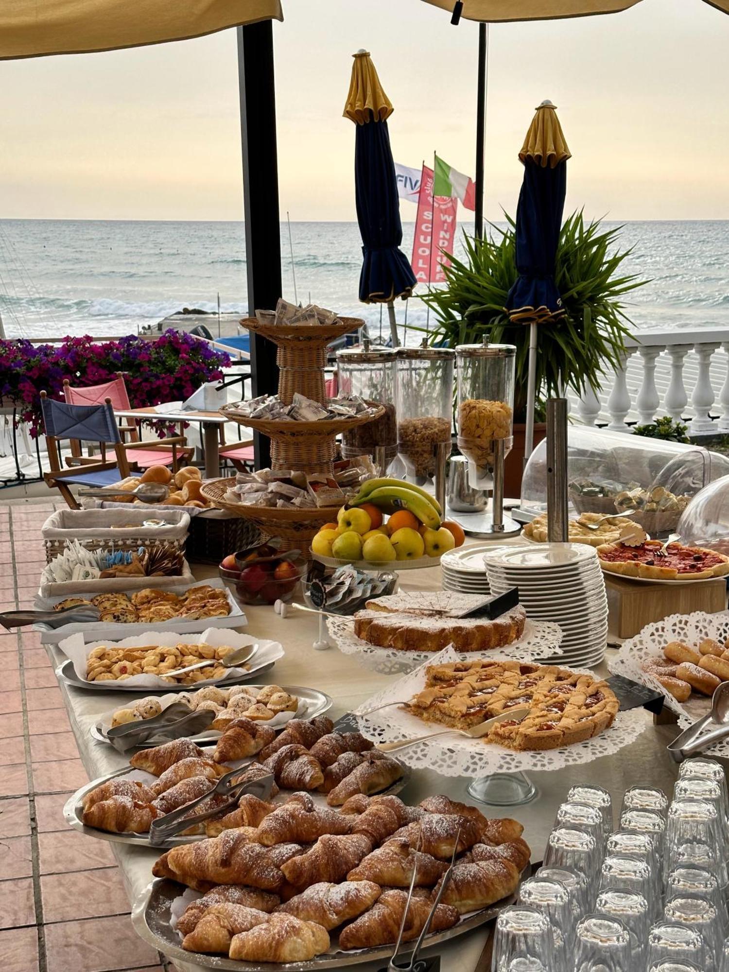Hotel Golfo E Palme Diano Marina Exterior photo