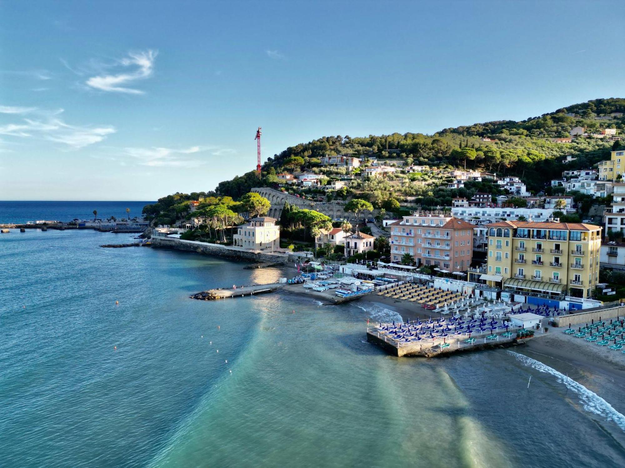 Hotel Golfo E Palme Diano Marina Exterior photo