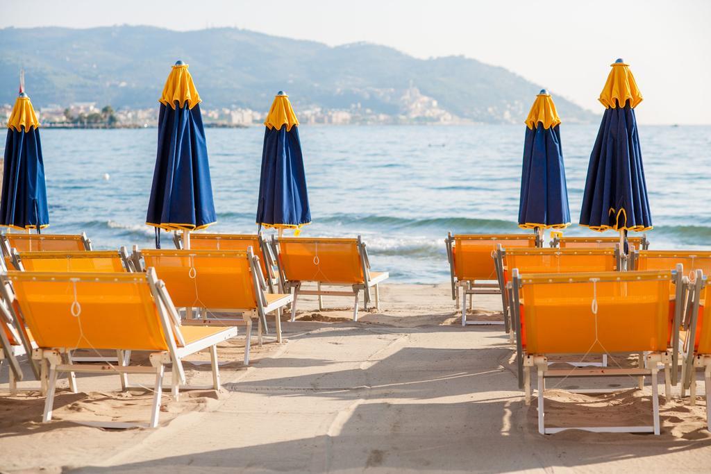 Hotel Golfo E Palme Diano Marina Exterior photo